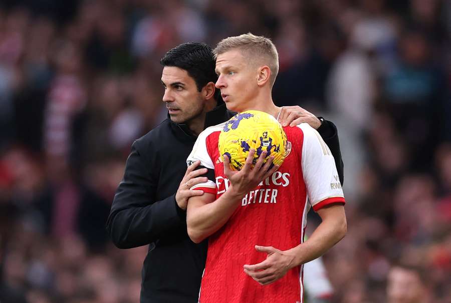 Mikel Arteta fala com Oleksandr Zinchenko