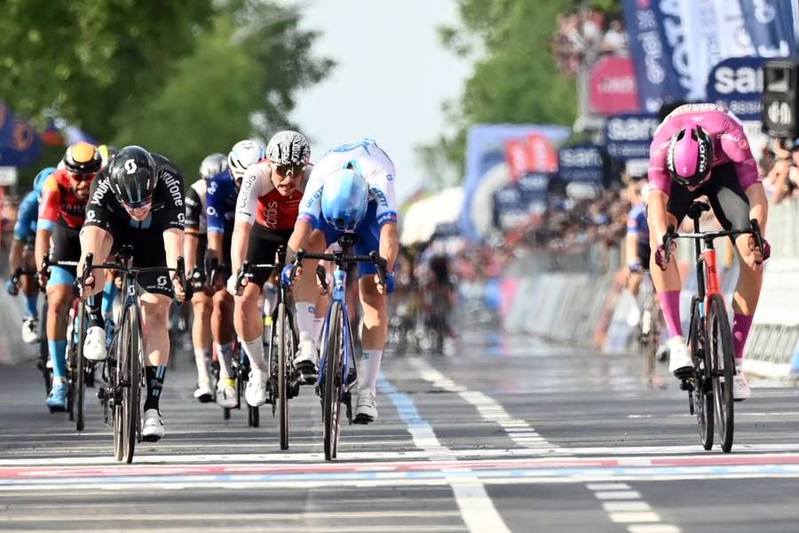 Sprinter Dainese bezorgt DSM ritzege in Giro