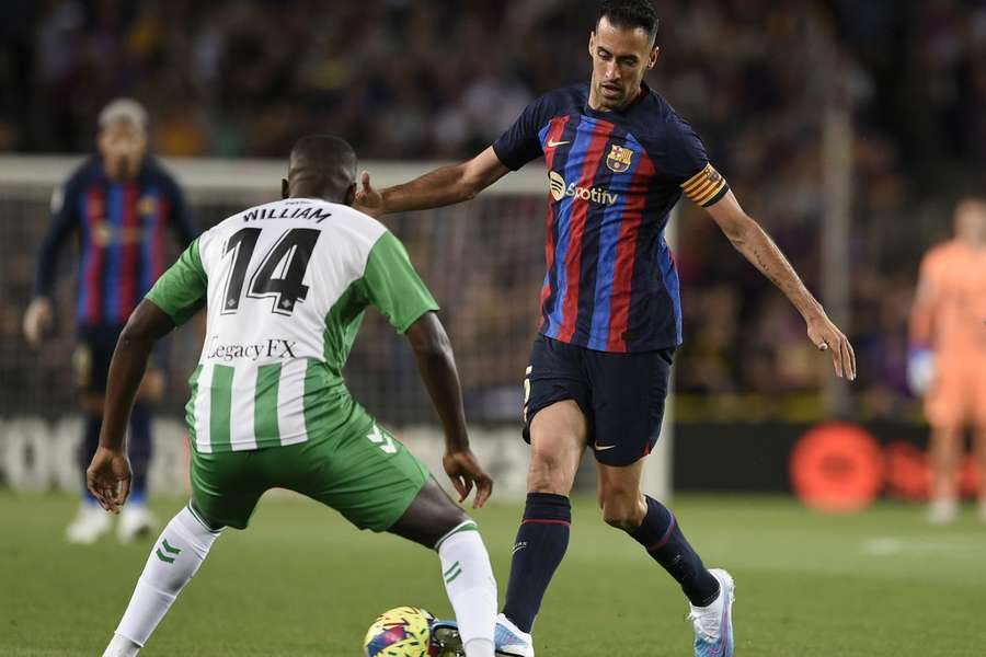 Busquets em ação diante do português William Carvalho, do Betis