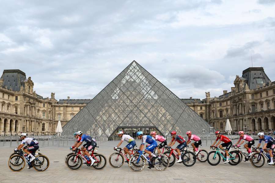 Ciclisti passano accanto al Louvre