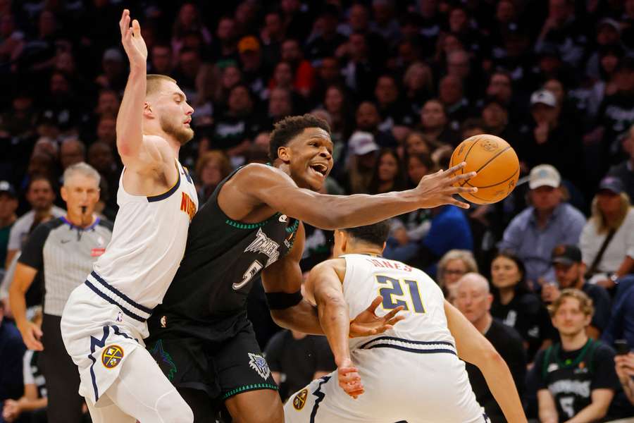 Anthony Edwards sur la touche.