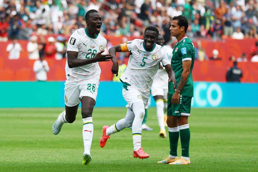 Pape Gueye (vlevo) zapsal při výhře Senegalu nad Irákem dva góly a asistenci.
