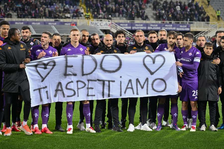 Die Spieler und Mitarbeiter von Florenz zeigten mit einem Banner ihre Unterstützung