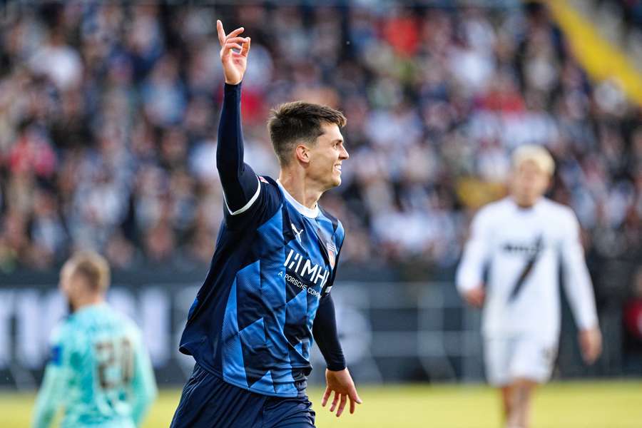 Mathias Honsak z Heidenheimu slaví gól v zápase s Elversbergem.