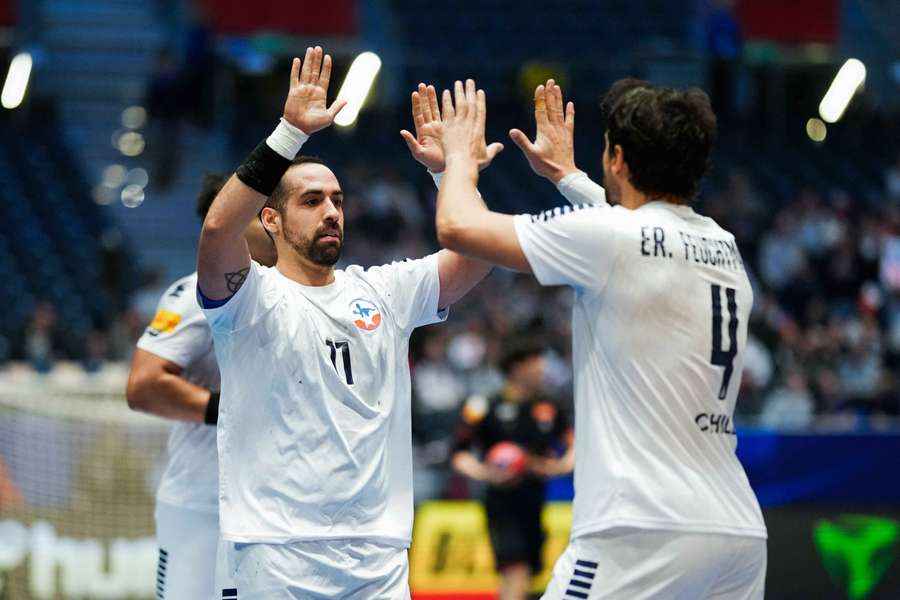Feuchtmann choca las manos con Salinas tras la victoria chilena ante Japón