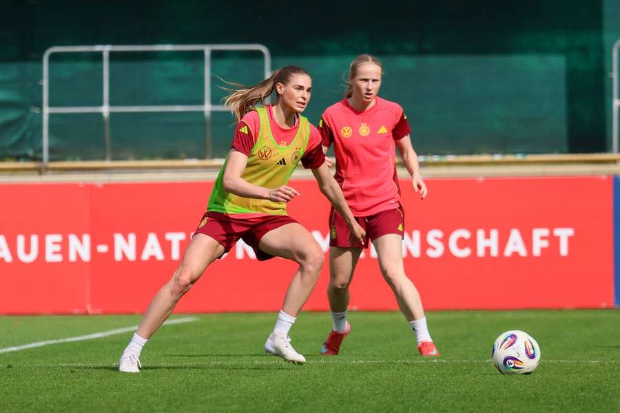 Jule Brand (l.) und Franziska Kett (r.) beim DFB-Training. Jule Brand (l.) und Franziska Kett (r.) beim DFB-Training.