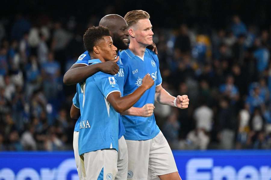 David Neres, Romelu Lukaku en Scott McTominay bezorgden Napoli de winst tegen Como.