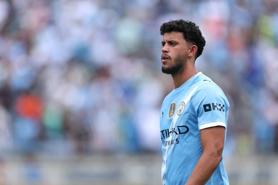 Matheus Nunes tem atuado como lateral direito