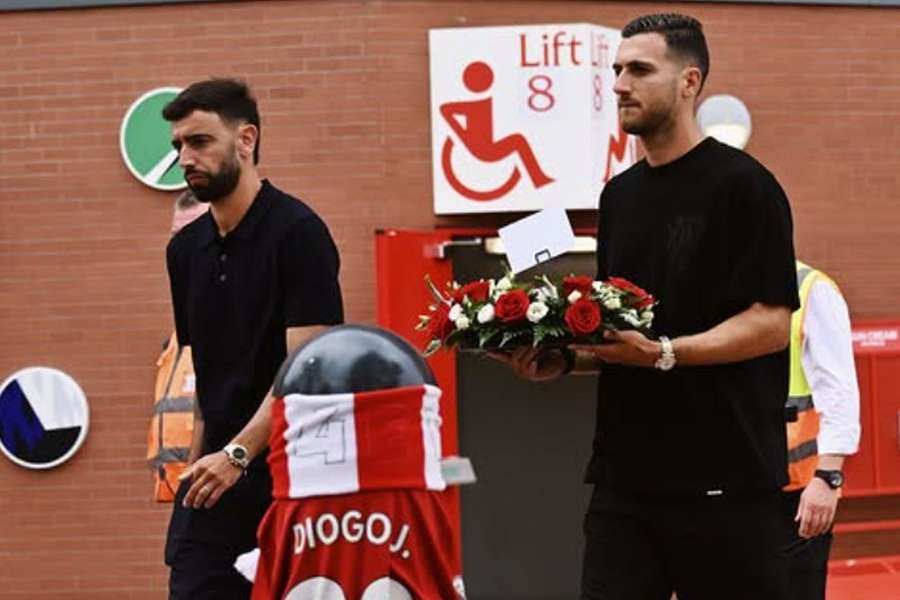 Bruno Fernandes e Diogo Dalot com a coroa de flores