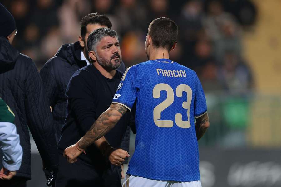 Gattuso abraça Mancini, autor do primeiro golo dos azzurri Gattuso abraça Mancini, autor do primeiro golo dos azzurri