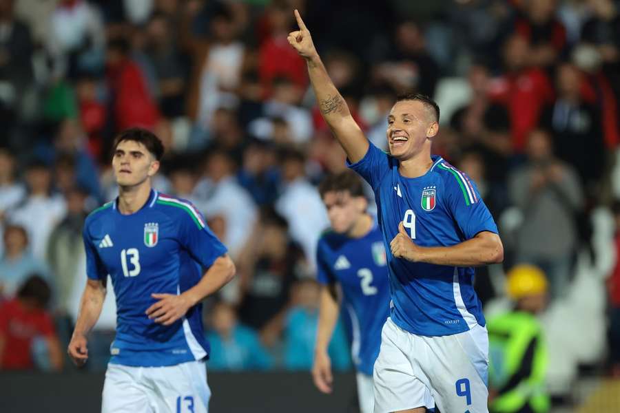 Camarda festeggia dopo il rigore del 2-0