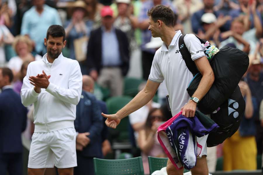 Hubert Hurkacz saluta Novak Djokovic dopo la sua sconfitta