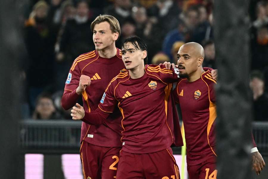 Włoski pomocnik Romy nr 61 Niccolo Pisilli (środek) świętuje strzelenie trzeciej bramki dla swojej drużyny. Włoski pomocnik Romy nr 61 Niccolo Pisilli (środek) świętuje strzelenie trzeciej bramki dla swojej drużyny.