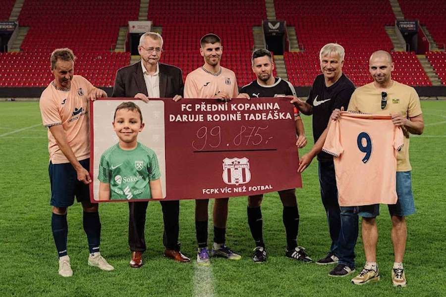 Přední Kopanina slavila postup do osmé ligy v Edenu, pomáhalo se i malému marodovi.
