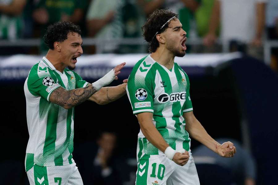 Antony festeja o golo com Abde no Betis-FC Porto Antony festeja o golo com Abde no Betis-FC Porto