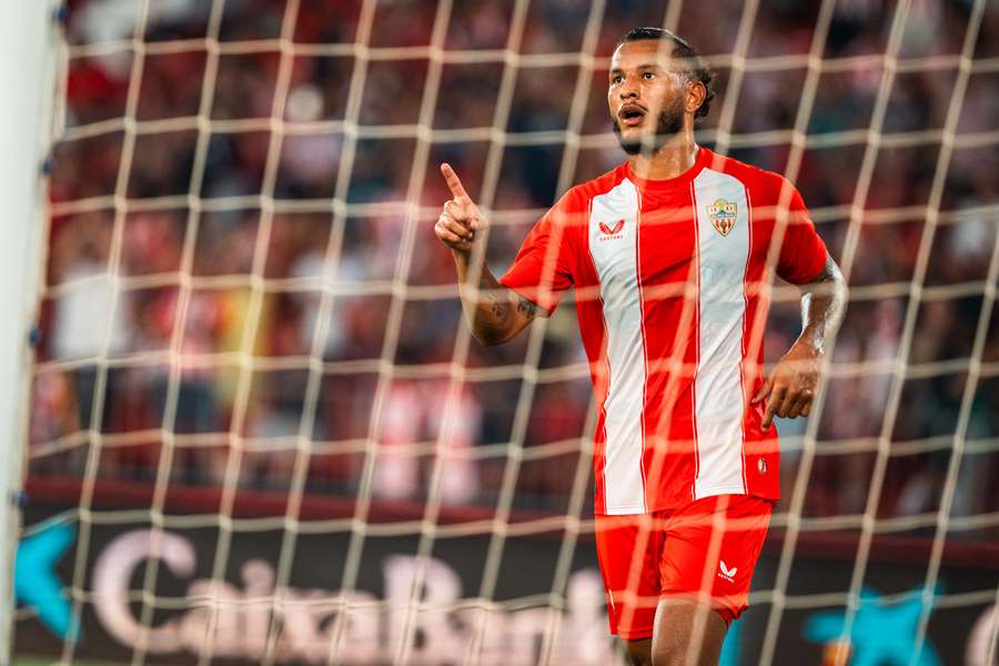 Luis Suárez celebra un gol con el Almería.