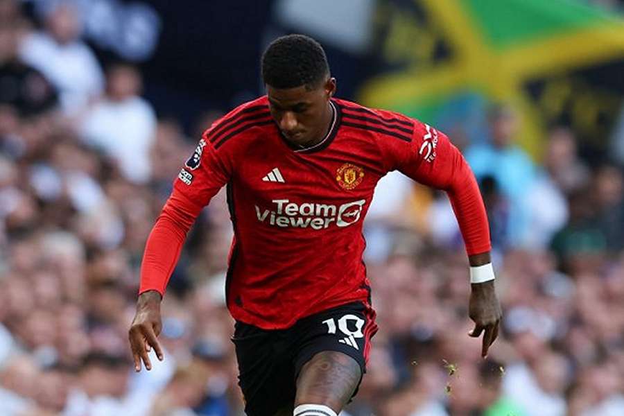 Manchester United's English striker #10 Marcus Rashford (R) takes the ball past Everton's English goalkeeper #01 Jordan Pickford 