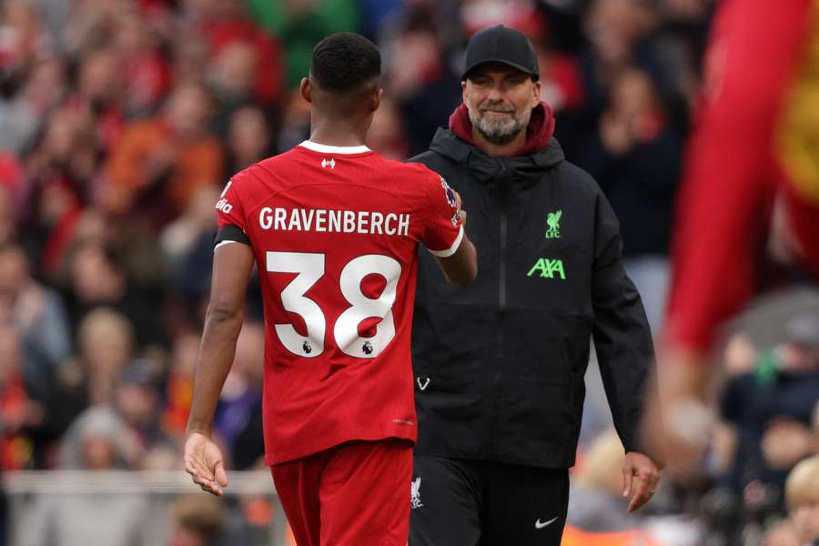 Ryan Gravenberch no aperto de mão com Jürgen Klopp.