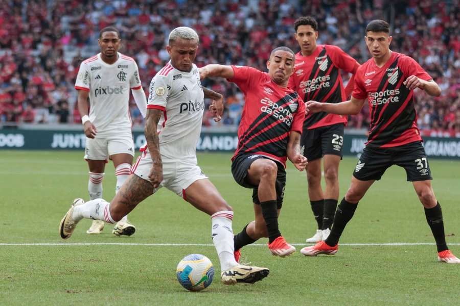 Flamengo e Athletico-PR se encontram neste domingo (29)