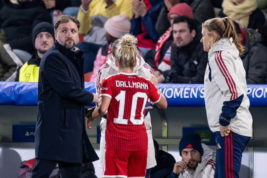 Barcala (l.) und Linda Dallmann (M.) 