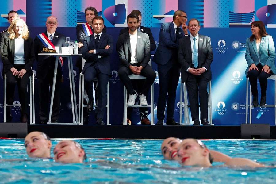 Macron esteve presente na inauguração do centro aquático que sediará as provas de nado artístico