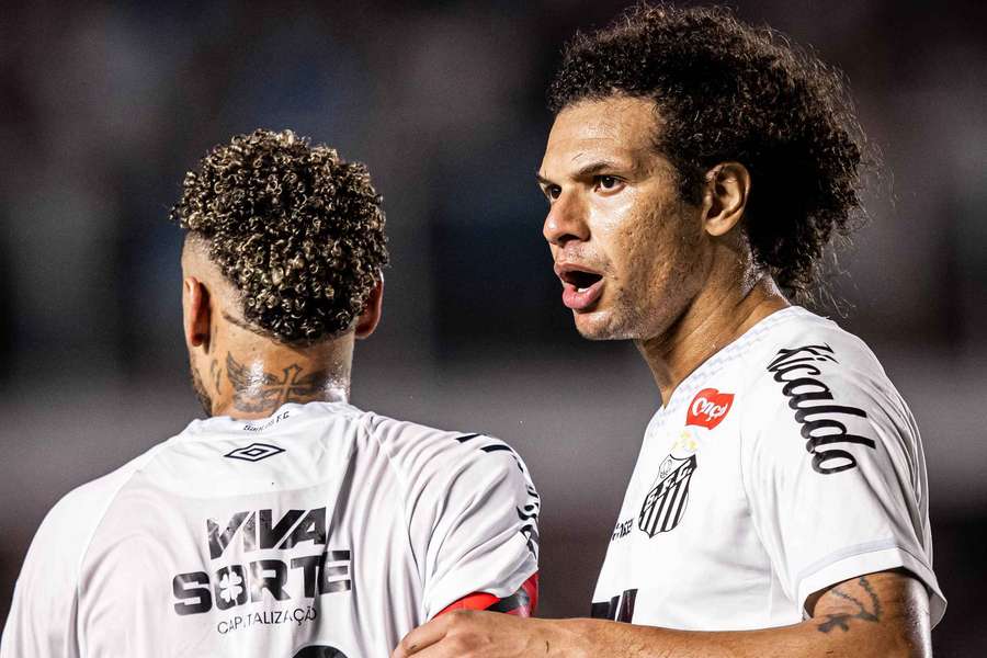 Arão (dir.) e Neymar brigam para não cair