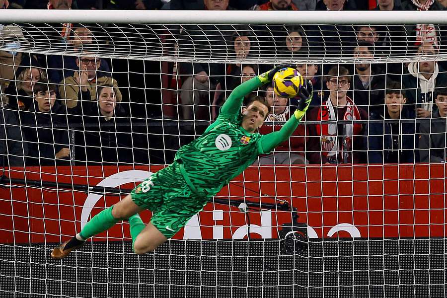 Wojciech Szczesny in action for Barcelona