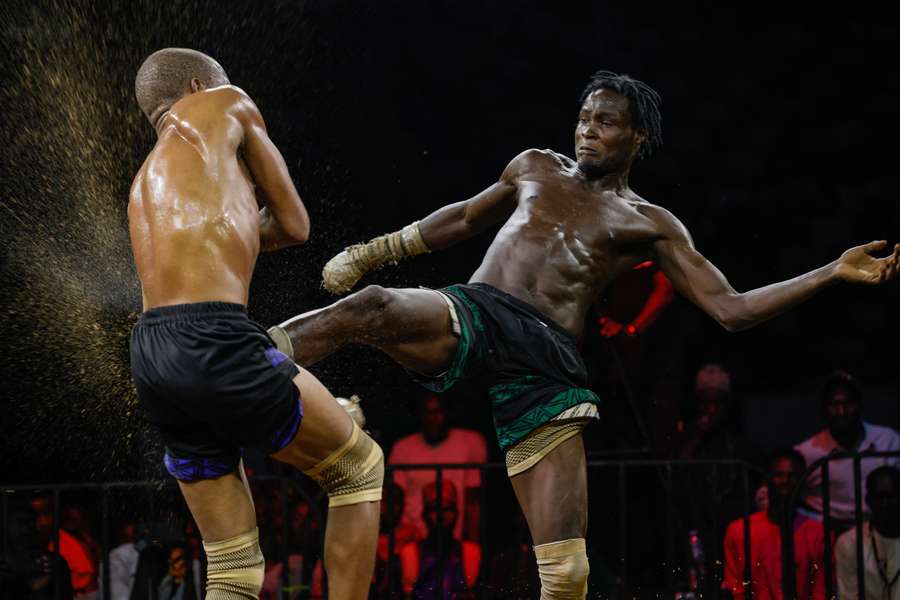 Dos luchadores compiten frente a un público entregado