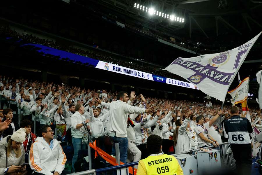 Aficionados del Real Madrid animan durante el Clásico