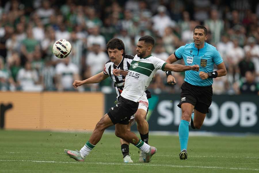 Coritiba e Athletic não saíram do 0-0 no Alto da Glória Coritiba e Athletic não saíram do 0-0 no Alto da Glória
