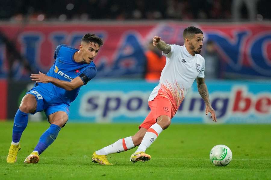 Marco Dulca, în duel cu Manuel Lanzini, în timpul partidei dintre FCSB și West Ham din grupele Conference League, sezonul 2022/2023 Marco Dulca, în duel cu Manuel Lanzini, în timpul partidei dintre FCSB și West Ham din grupele Conference League, sezonul 2022/2023