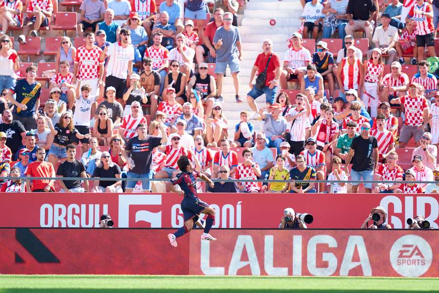 Carlos Álvarez celebra su gol