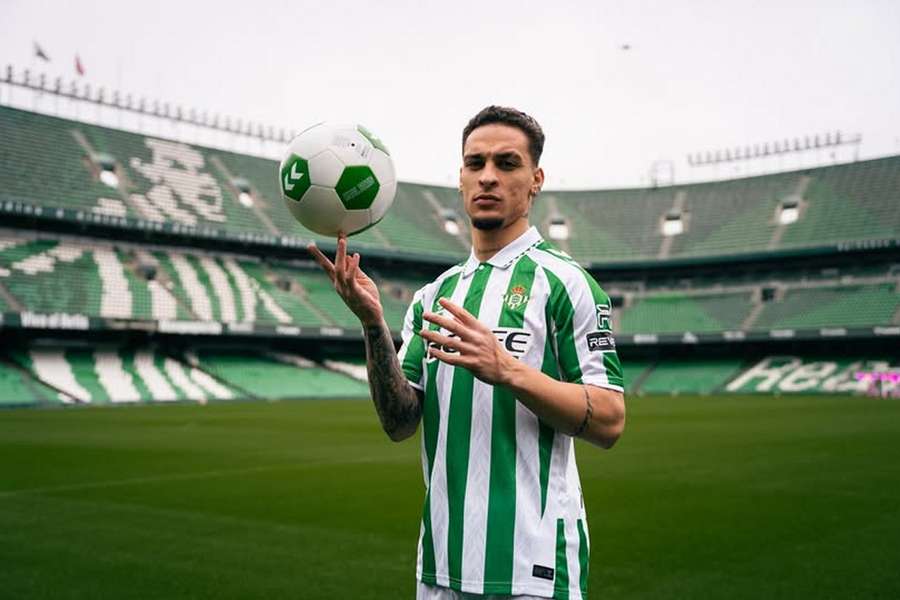 Antony no dia da assinatura pelo Betis
