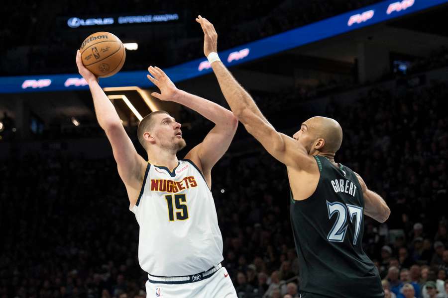 Jokic lanza a canasta