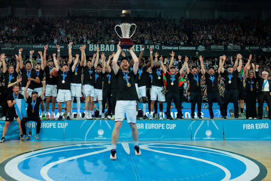 Tryggvi Hlinason levanta la segunda FIBA Europe Cup del Bilbao Basket