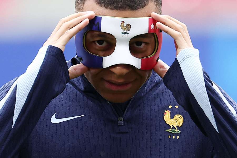 Kylian Mbappé met een gezichtsmasker