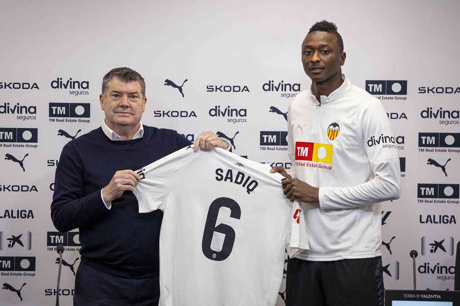 Umar Sadiq (D), durante su presentación con el Valencia