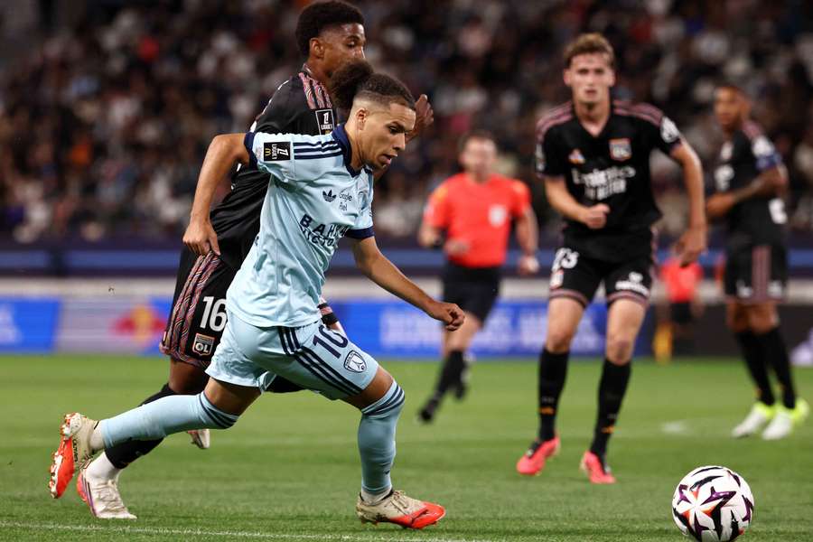 Ilan Kebbal au duel avec Abner Vinicius. Ilan Kebbal au duel avec Abner Vinicius.