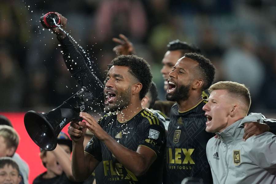 Timothy Tillman (l., mit Megafon) feiert den Einzug ins Finale der CONCACAF-Champions League.