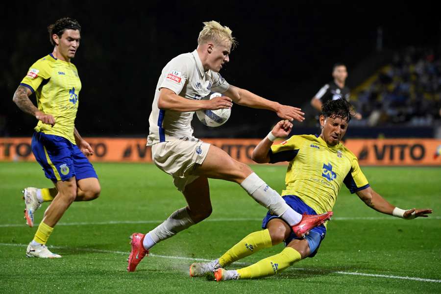 Arouca vs FC Porto - Victor Froholdt disputa a bola com Matias Rocha