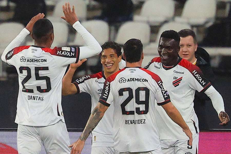 O Athletico-PR deu um show de eficiência para conseguir a vitória no Rio de Janeiro