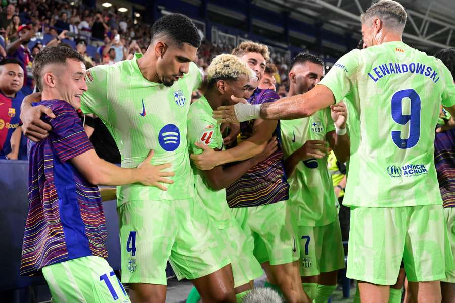 Les Barcelonais célébrant le but de la victoire.
