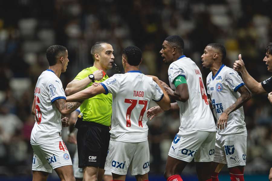 Expulsão de Kanu abriu caminho para vitória mineira Expulsão de Kanu abriu caminho para vitória mineira