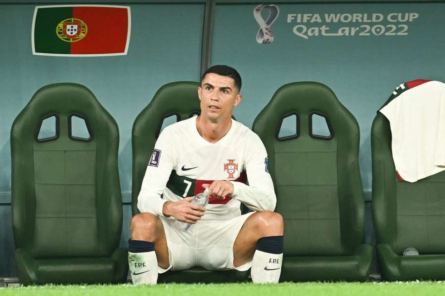 Cristiano Ronaldo popřel, že by při střídání nadával směrem k vlastní lavičce.