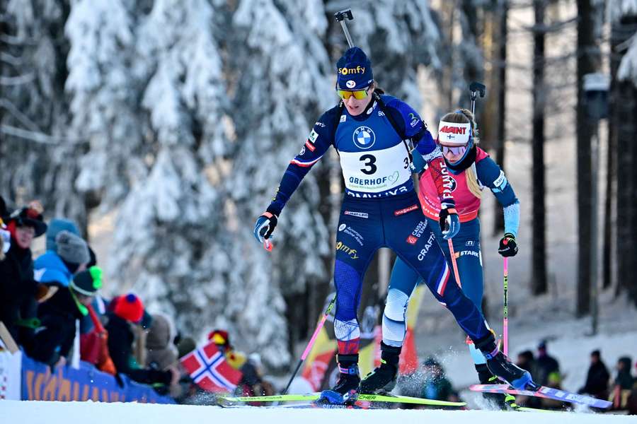 Julia Simon au pied du podium de la poursuite à Oberhof