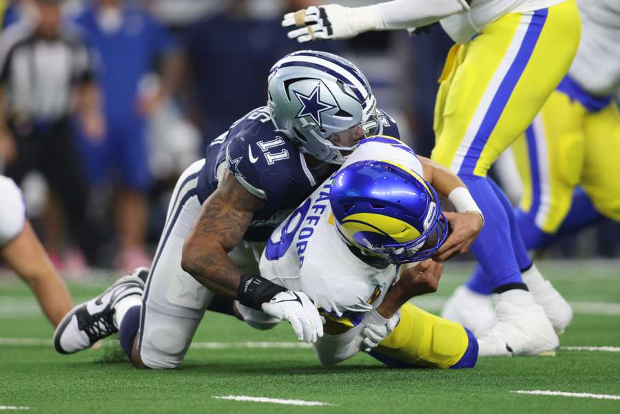 Los Angeles Rams quarterback Matthew Stafford bliver sacked af Dallas Cowboys linebacker Micah Parsons.