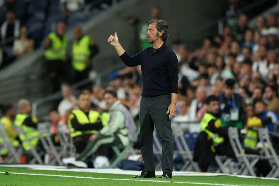 Sánchez Flores da órdenes a los suyos