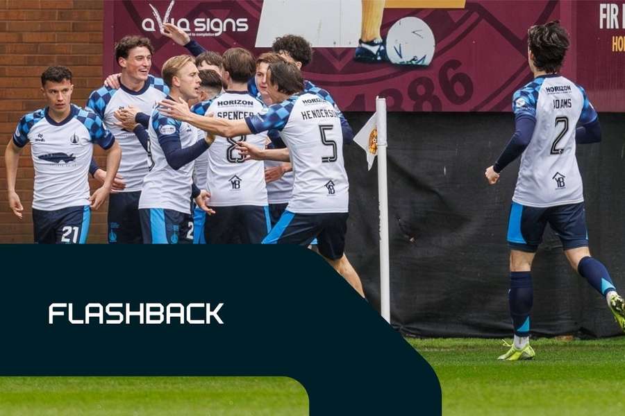 Los jugadores del Motherwell celebran un gol ante el Falkirk