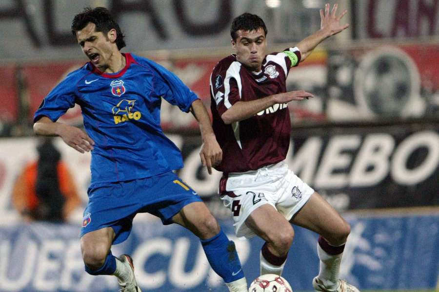 Nicolae Dică, în duel cu Vasile Maftei, în timpul partidei Steaua - Rapid din sfertul Cupei UEFA 2006, meciul tur