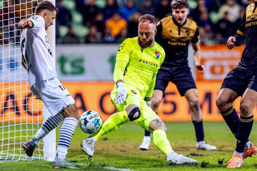Holec si do Karviné rýpl, ale zároveň ocenil práci, kterou v klubu odvádějí. Holec si do Karviné rýpl, ale zároveň ocenil práci, kterou v klubu odvádějí.